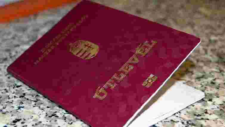 В Україні звільнили першого чиновника через подвійне громадянство