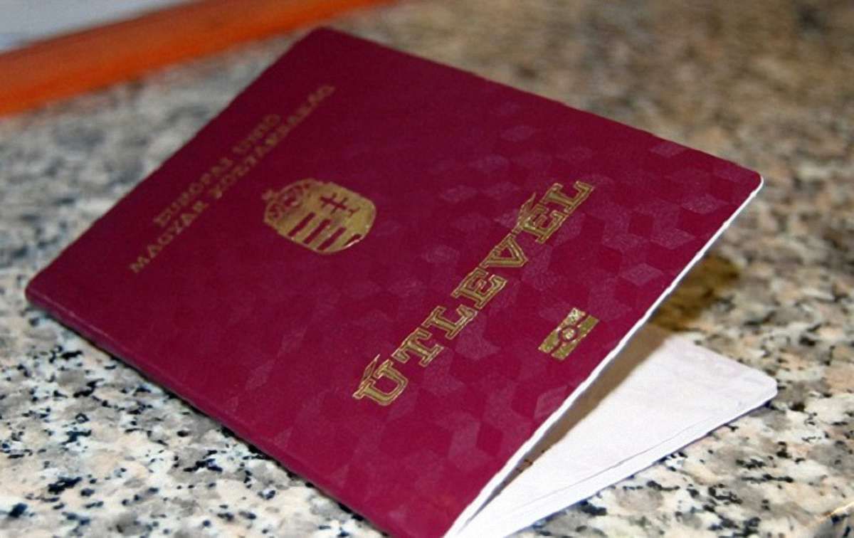 В Україні звільнили першого чиновника через подвійне громадянство
