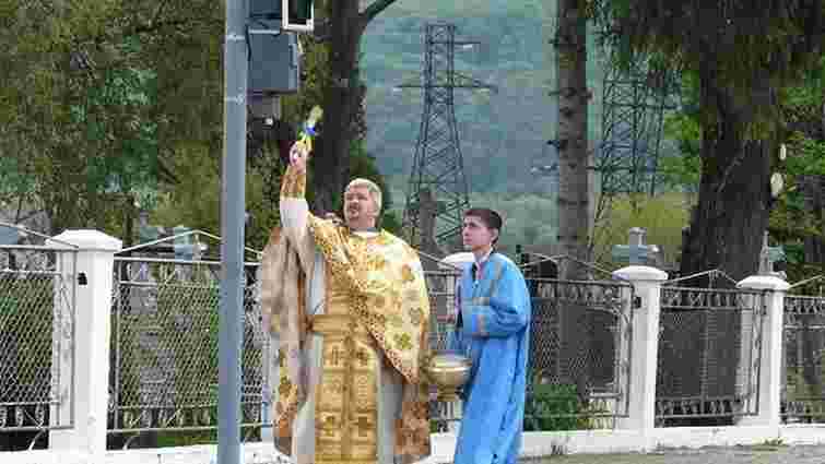 На Івано-Франківщині троє священиків освятили світлофор