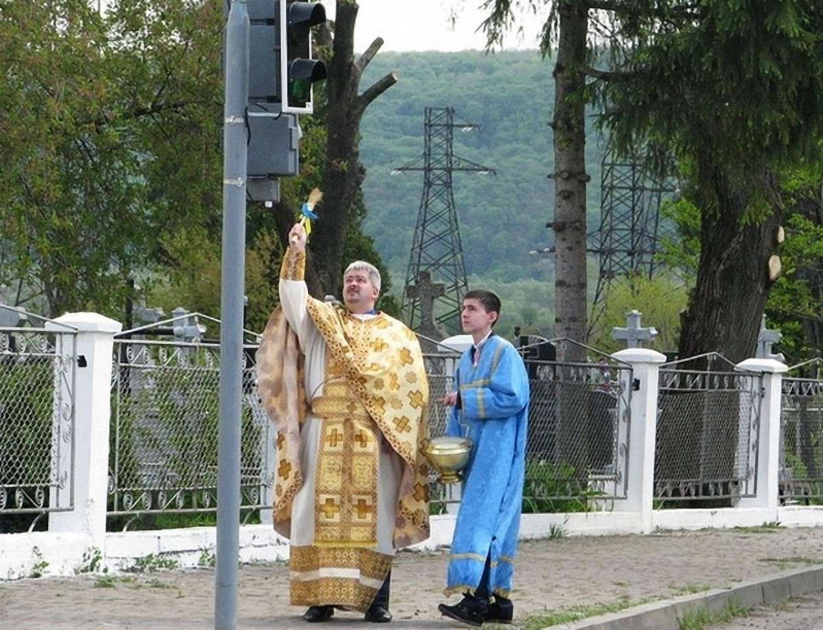 На Івано-Франківщині троє священиків освятили світлофор