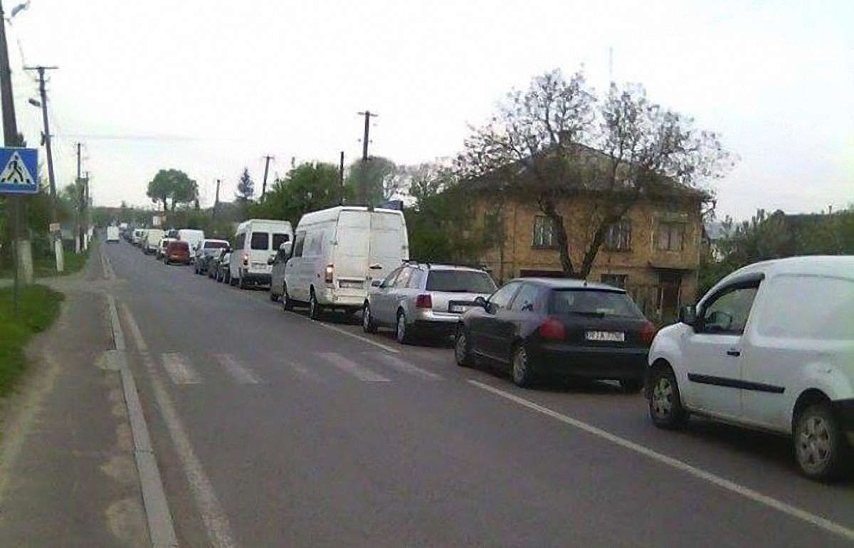 У пунктах пропуску на Львівщині утворилися великі автомобільні черги