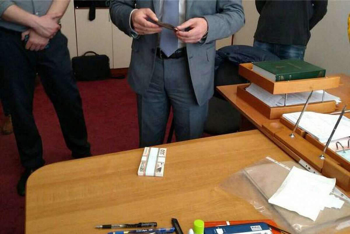 У Тернополі на хабарі затримали начальника управління Держархбудінспекції