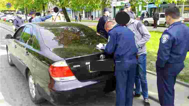 Львівські патрульні затримали п’яного водія, який втік з місця ДТП