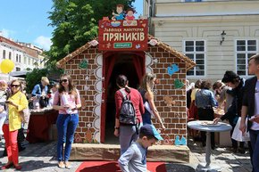 У Львові спекли найбільший в Україні пряниковий будинок