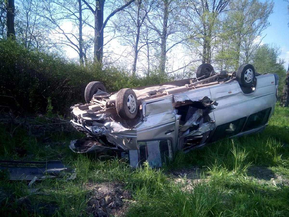На Львівщині мікроавтобус вилетів з траси через відбійники і перекинувся на дах