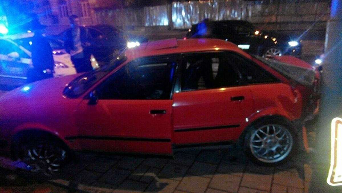 У Львові вночі автомобіль вилетів з дороги на автобусну зупинку