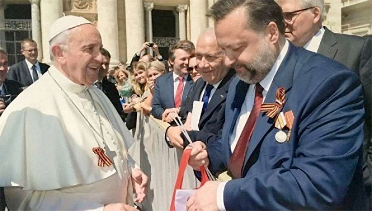 У Ватикані пояснили інцидент із георгіївською стрічкою