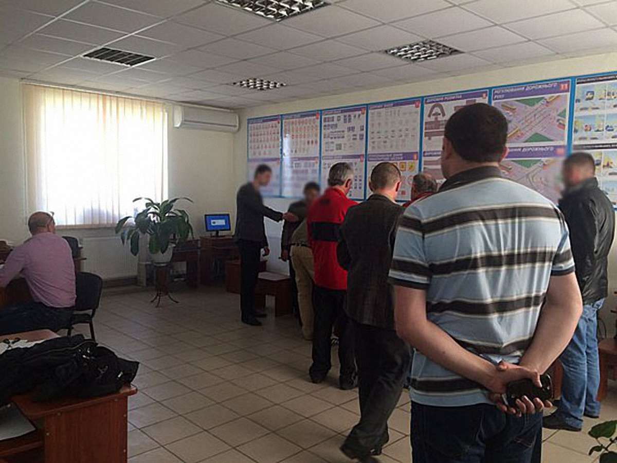 В Івано-Франківську затримали працівників автошколи, які вимагали ₴5 тис. хабара