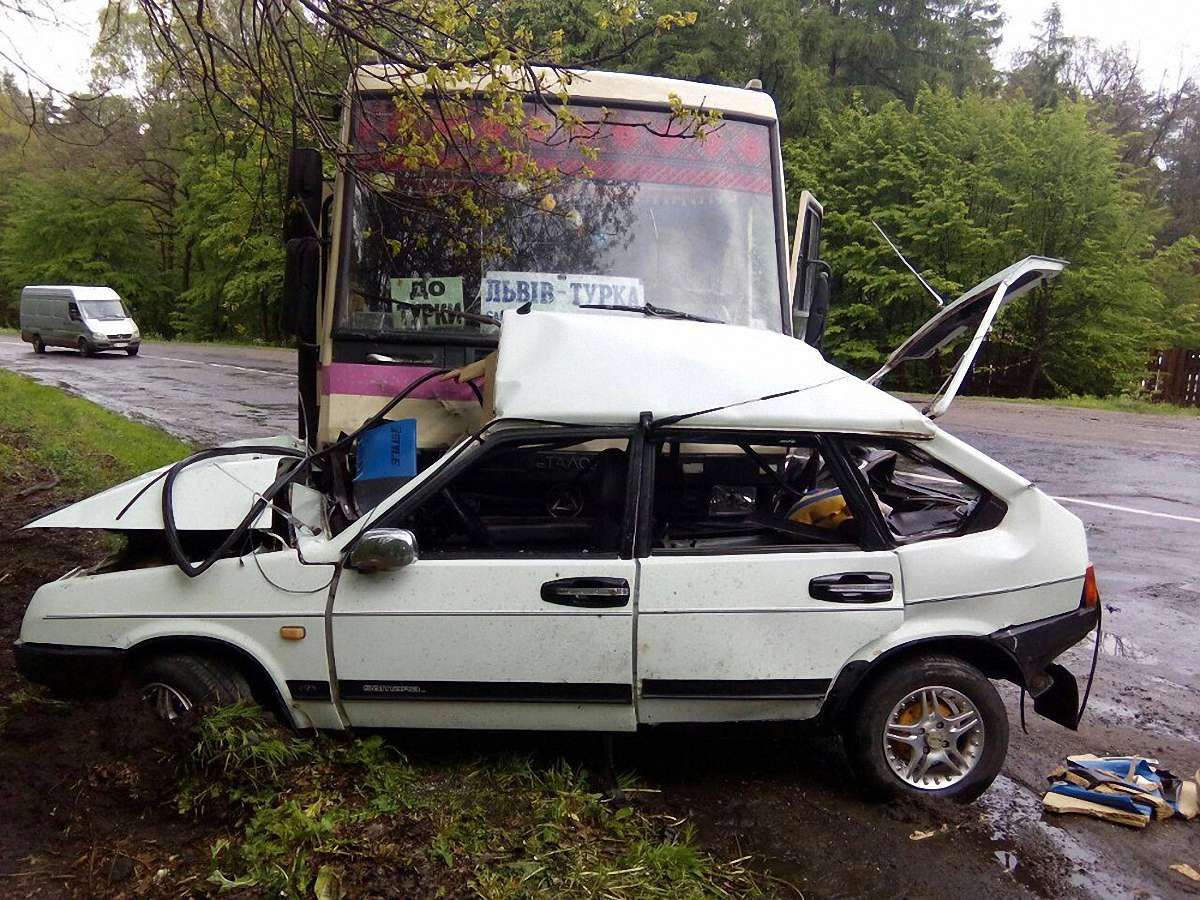 Неподалік Львова у ДТП потрапила маршрутка