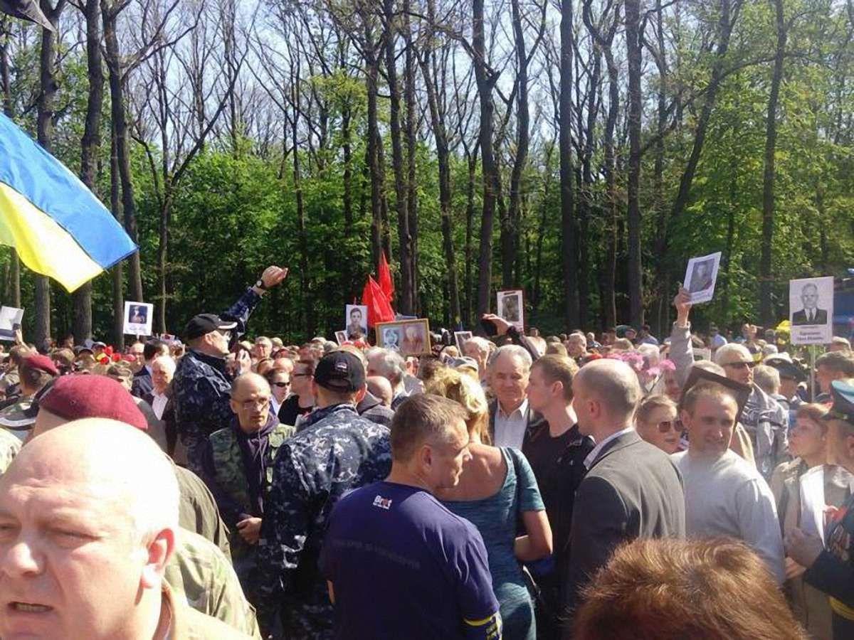 У Харкові виникли сутички під час покладання квітів до Меморіалу Слави