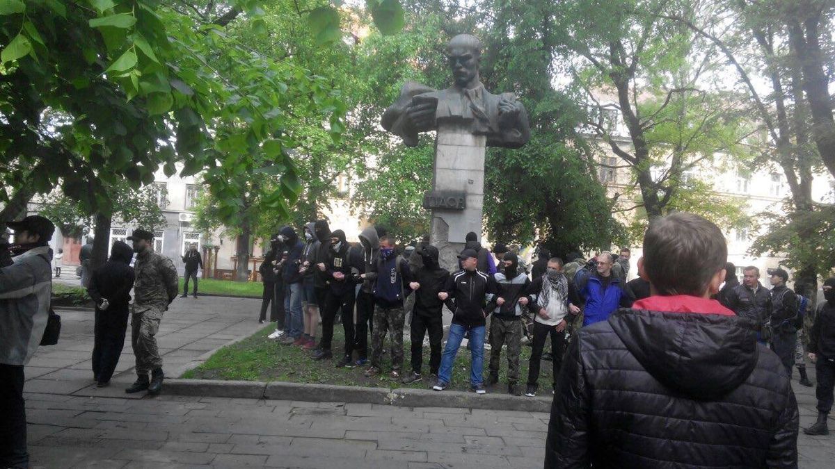 Праворадикали спробували знести пам’ятник Тудору у центрі Львова