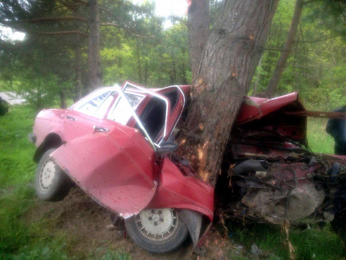 У Бірках львів'янин вщент розбив автомобіль об дерево