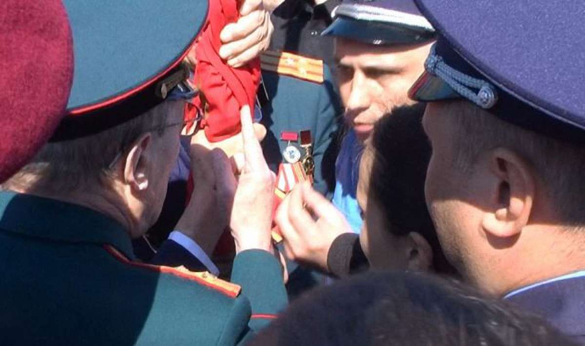 У Черкасах між ветеранами і активістами виникла бійка за червоний прапор