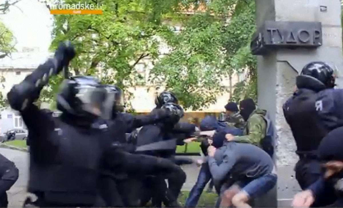 Під час сутичок біля пам'ятника Тудору у Львові постраждали двоє поліцейських