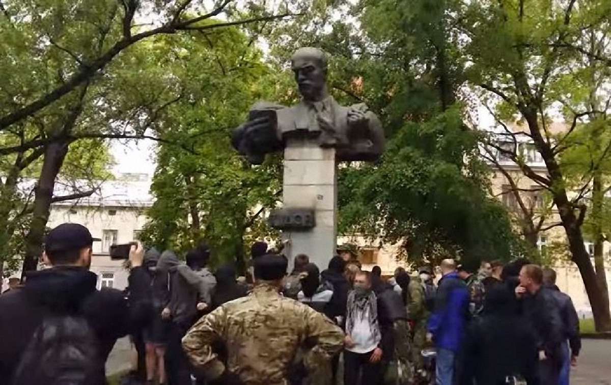 Поліція відкрила провадження через спробу знести пам’ятник Тудору у Львові