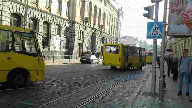 На пішохідному переході у Львові маршрутка збила 50-річну жінку