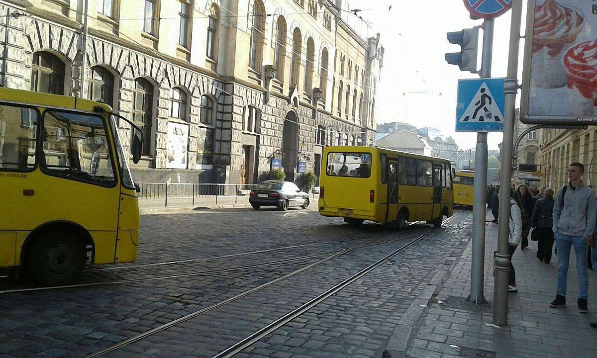 На пішохідному переході у Львові маршрутка збила 50-річну жінку