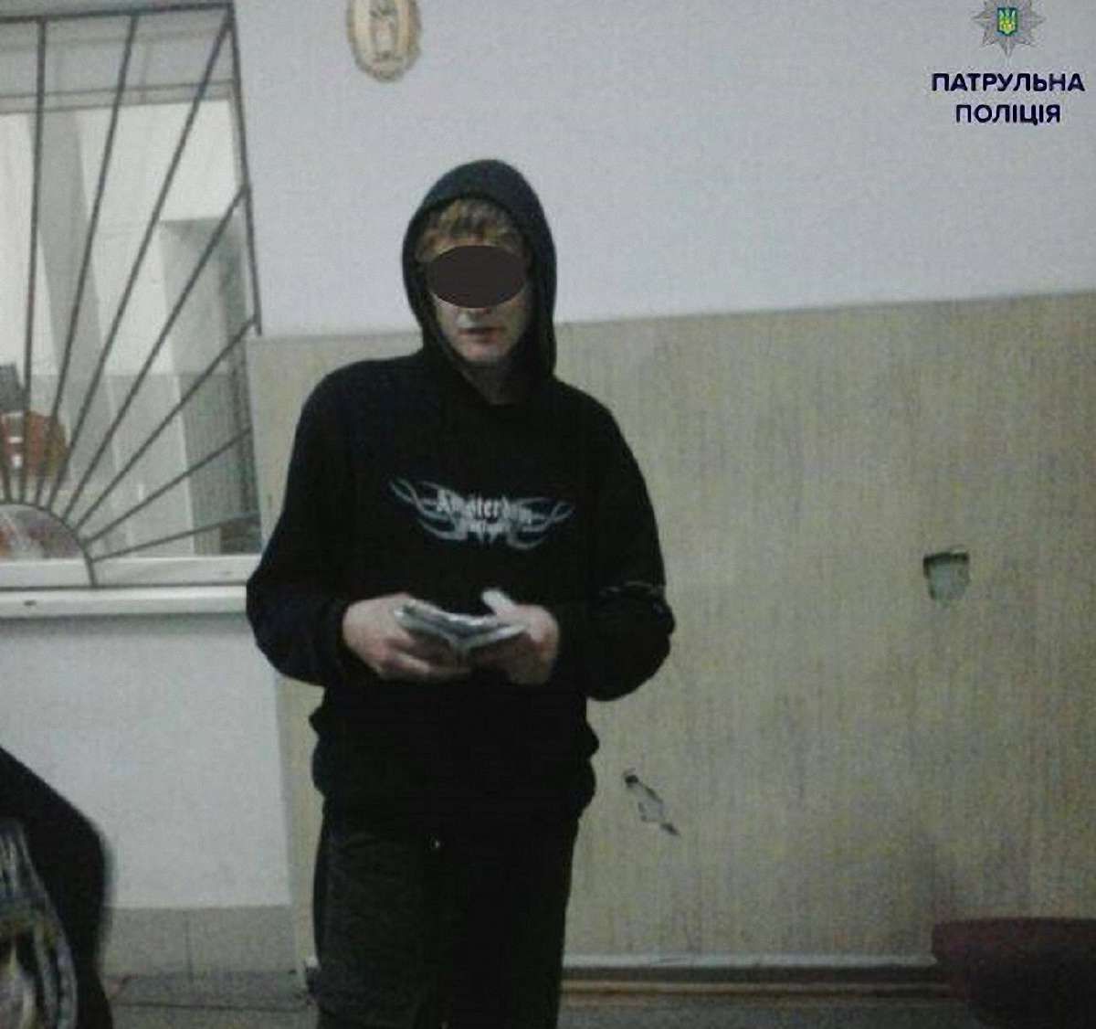 Львівські патрульні затримали на вулиці чоловіка зі сокирою на плечі