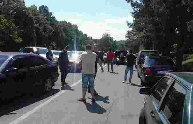 На Закарпатті власники авто з іноземною реєстрацією заблокували КПП на кордоні