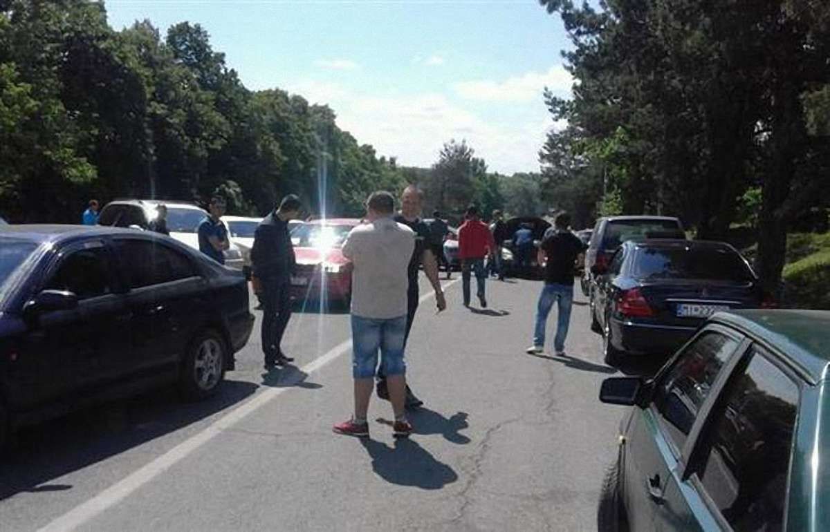 На Закарпатті власники авто з іноземною реєстрацією заблокували КПП на кордоні