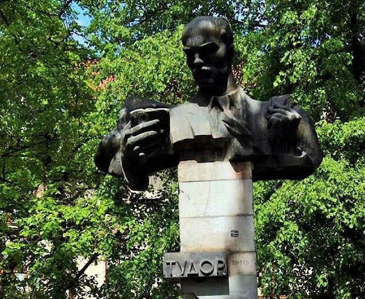 У Львові створять робочу групу для вирішення долі пам’ятника письменнику Тудору