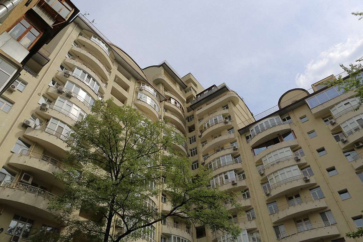 Крім двох службових квартир, «діамантовий» прокурор має два будинки і зводить третій