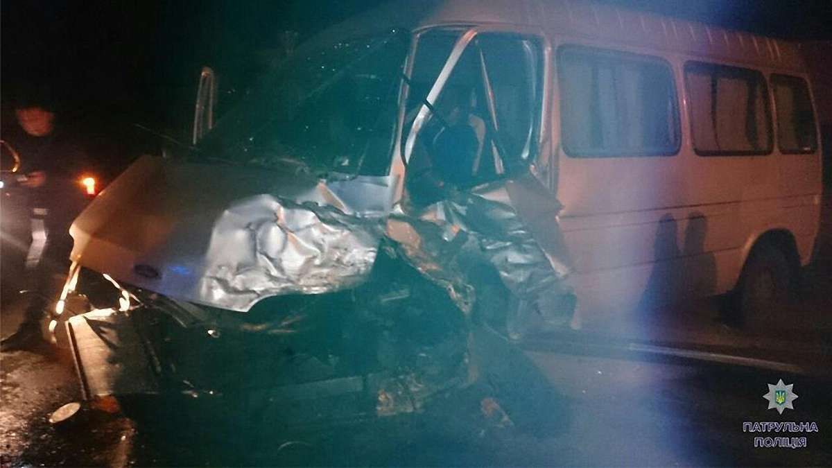 У Львові п’яний водій буса виїхав на зустрічну і врізався в позашляховик