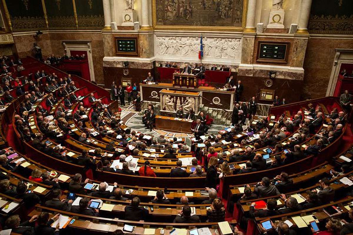 Парламент Франції відхилив вотум недовіри урядові