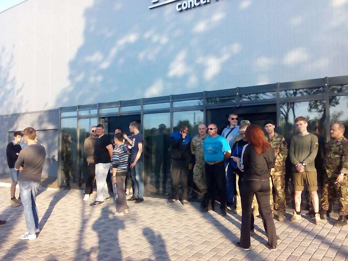 В Івано-Франківську активісти зірвали концерт співачки Лободи