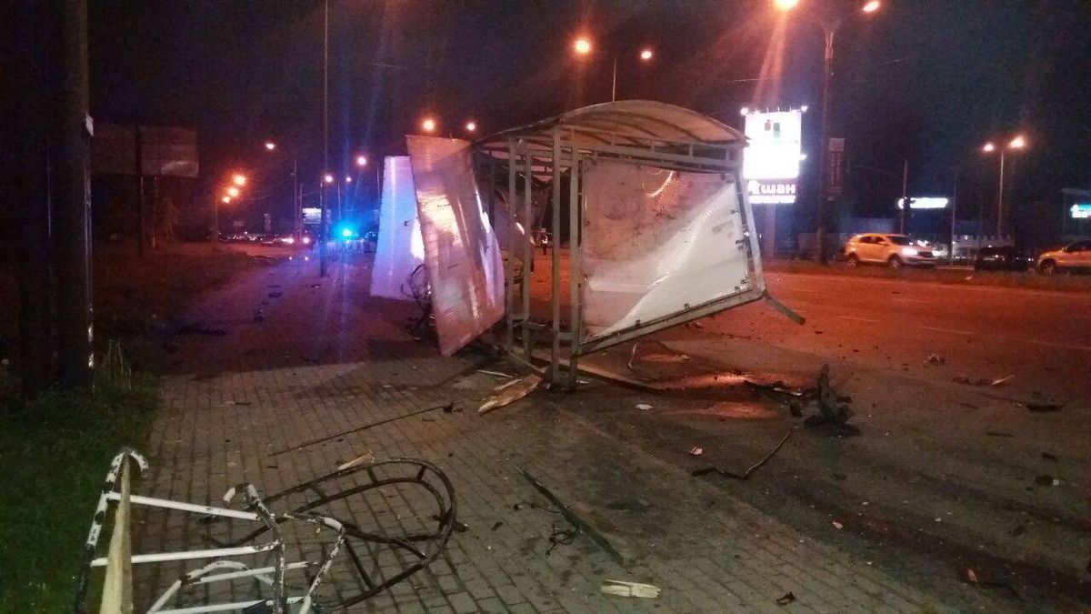 У Львові внаслідок ДТП автомобіль протаранив зупинку