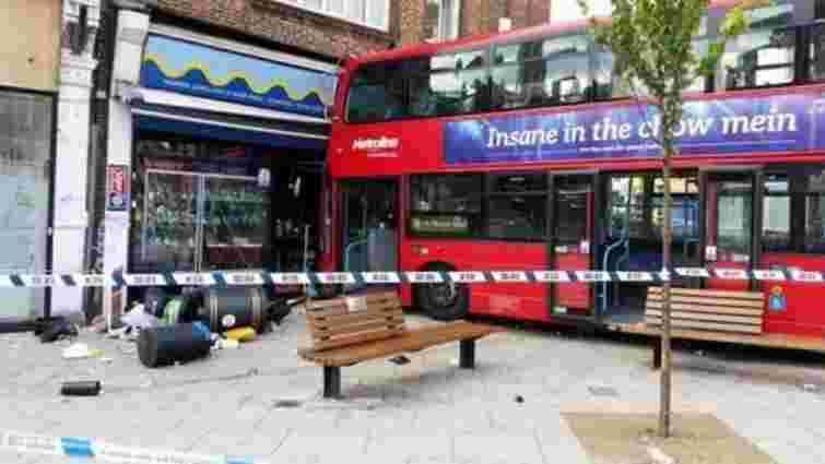 У Лондоні двоповерховий автобус в’їхав у магазин: 17 постраждалих