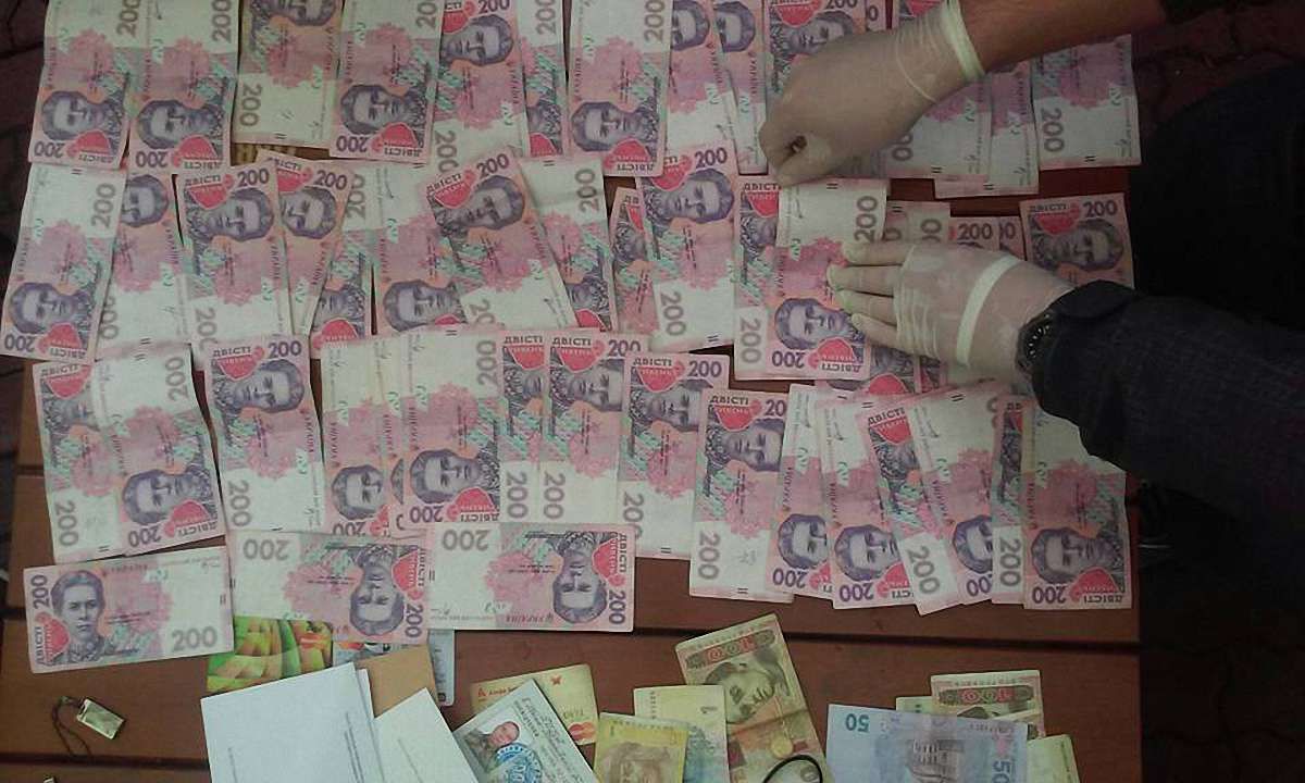 В Івано-Франківську на хабарі затримали двох поліцейських