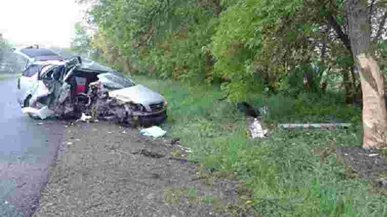 Внаслідок зіткнення автомобіля з деревом на Львівщині загинув пасажир