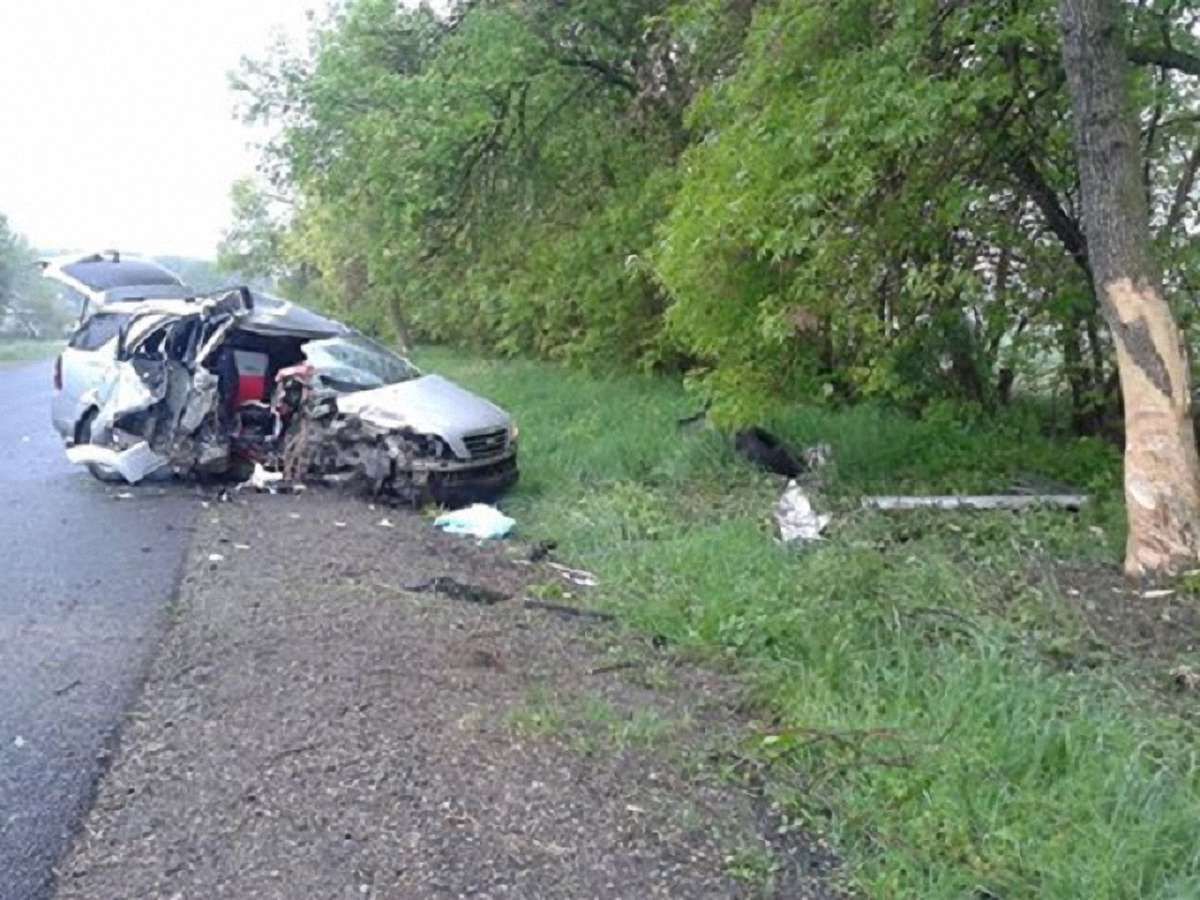 Внаслідок зіткнення автомобіля з деревом на Львівщині загинув пасажир