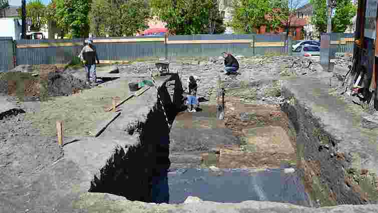 Під час археологічних розкопок у Жовкві виявили автентичні оборонні мури