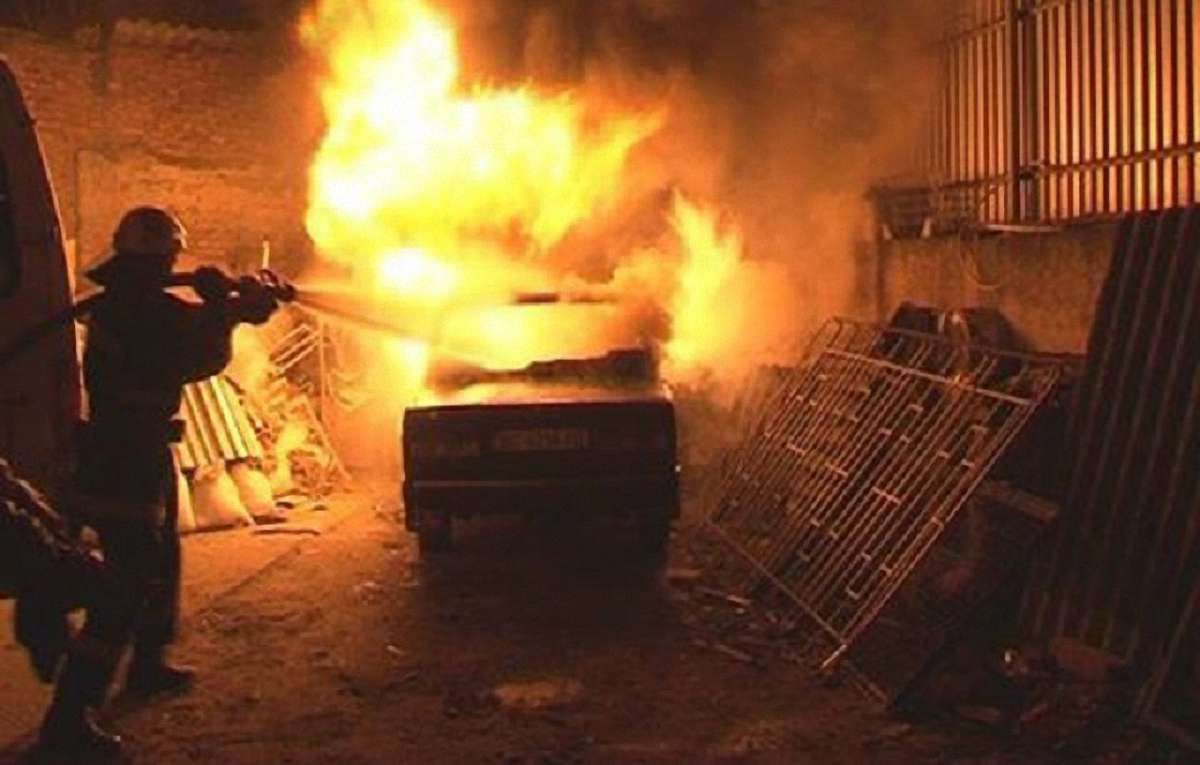 Неподалік Львова згоріли два автомобілі