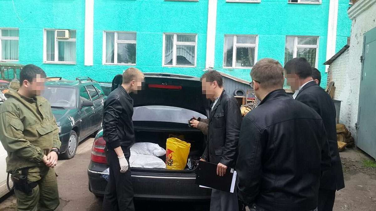 Правоохоронці затримали скупників бурштину із відбірним «сонячним каменем» на 4 млн грн