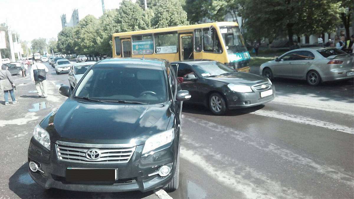 У Львові маршрутка в’їхала в легковик