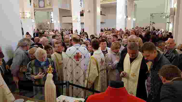 Тисячі людей вшанували реліквії святого Івана Павла ІІ у Львові