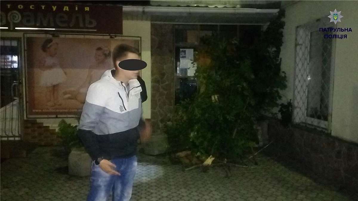 У Винниках затримали двох хлопців, які забарикадували вхід до міськради