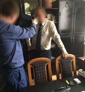 Помічника судді Дрогобицького районного суду затримали на хабарі $1 тис.
