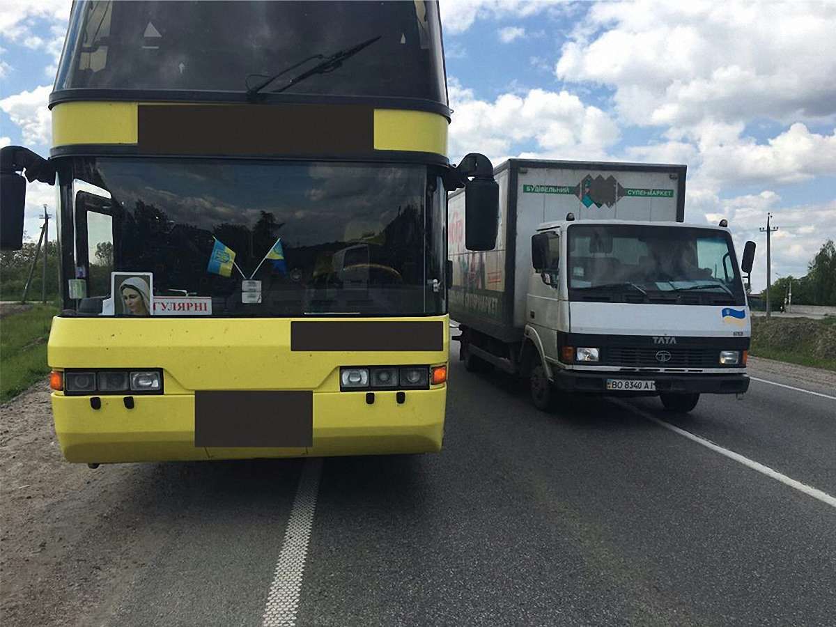 Неподалік Львова автобус збив неповнолітню