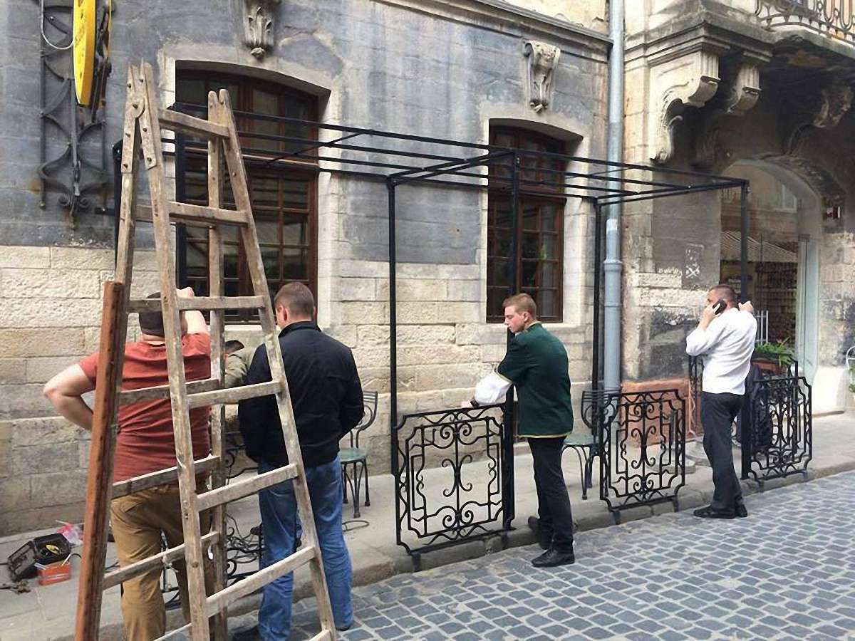 У центрі Львова під час встановлення літнього майданчика пошкодили будинок XVIII ст.