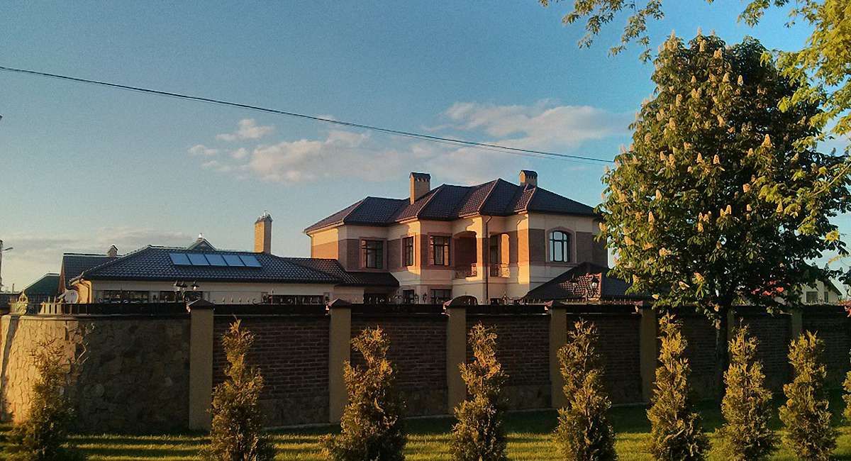 Дружина заступника начальника львівської податкової збудувала розкішний маєток під Львовом