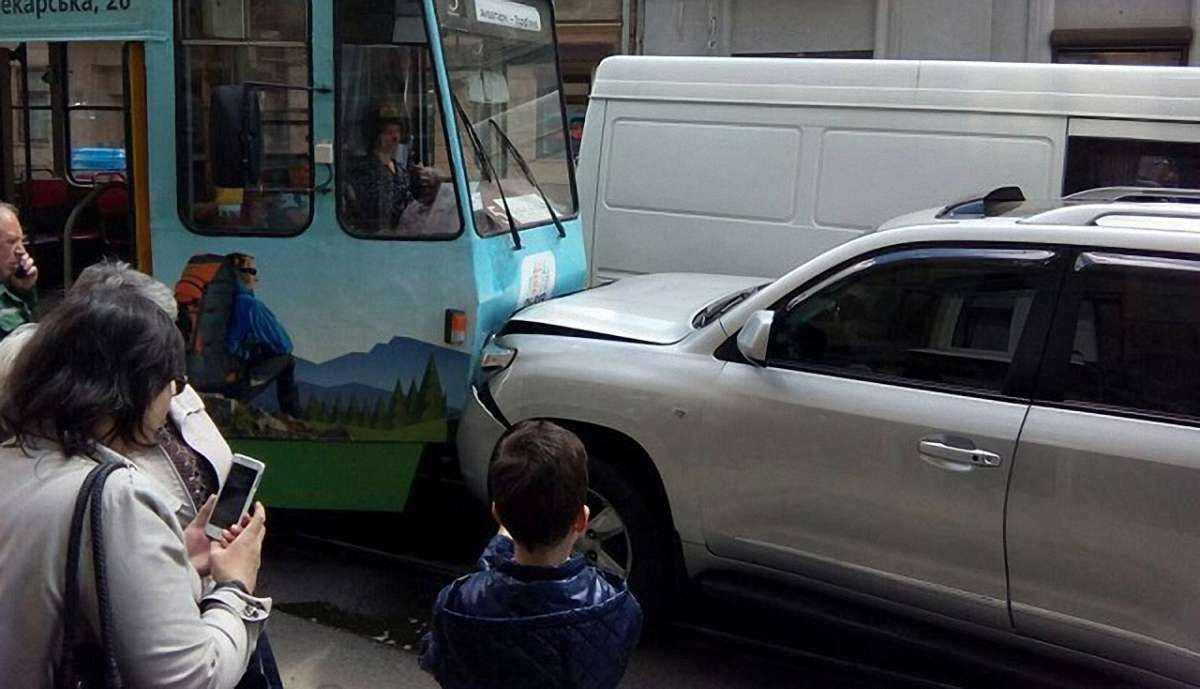 У центрі Львова Toyota Land Cruiser в’їхала у трамвай