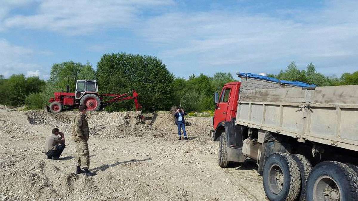 На Львівщині КамАЗом вивозили незаконно видобутий гравій з річки Бистриця