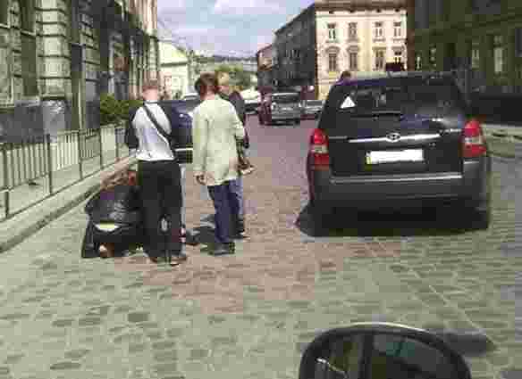 У Львові жінка за кермом збила на переході 22-річну дівчину