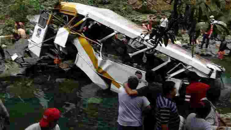 В Індії автобус упав в ущелину, загинули 14 людей