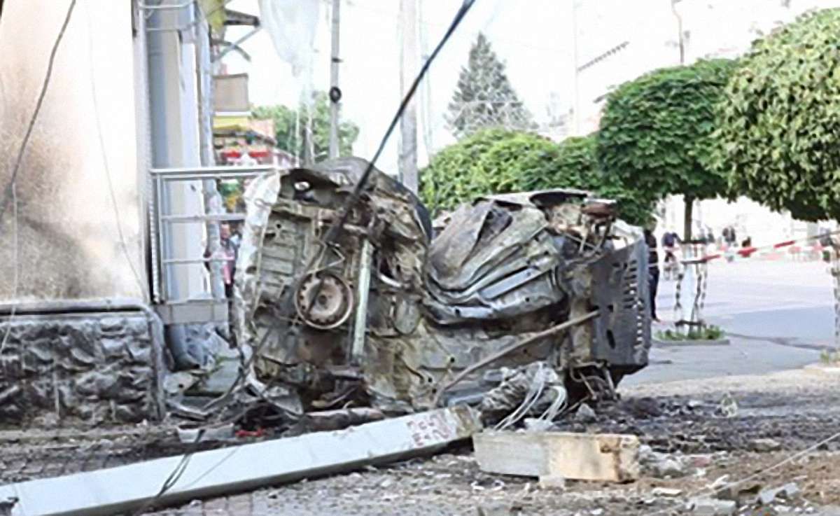 У Стрию внаслідок зіткнення з електроопорою згорів автомобіль