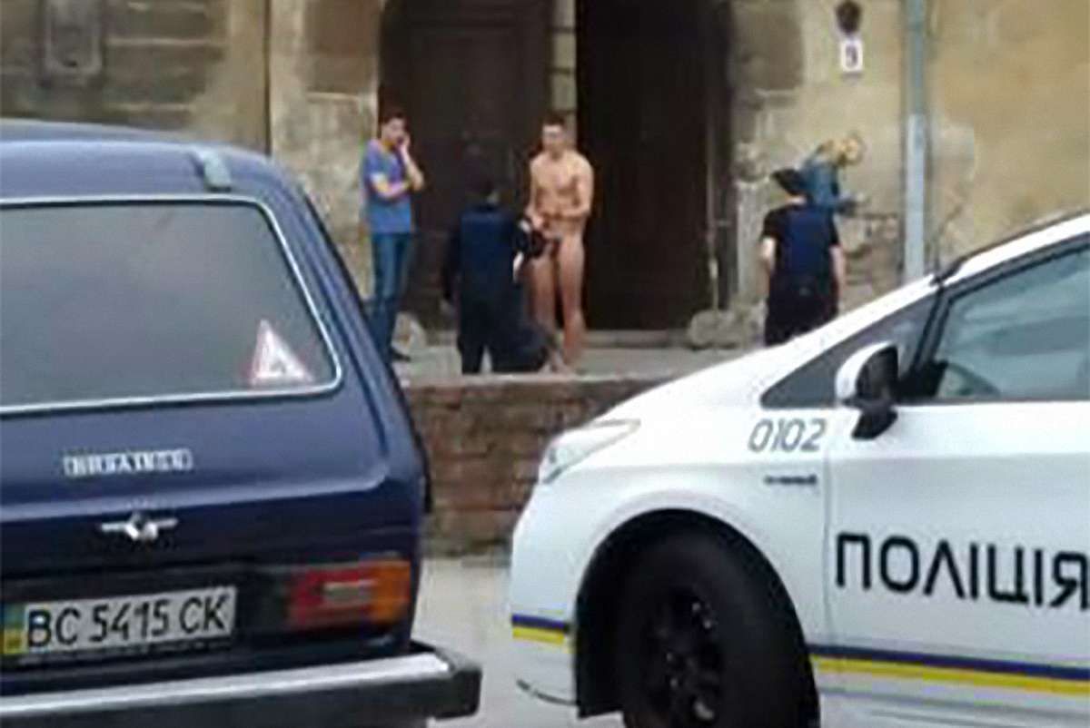 У центрі Львова патрульні затримали голого чоловіка з бейсбольною битою